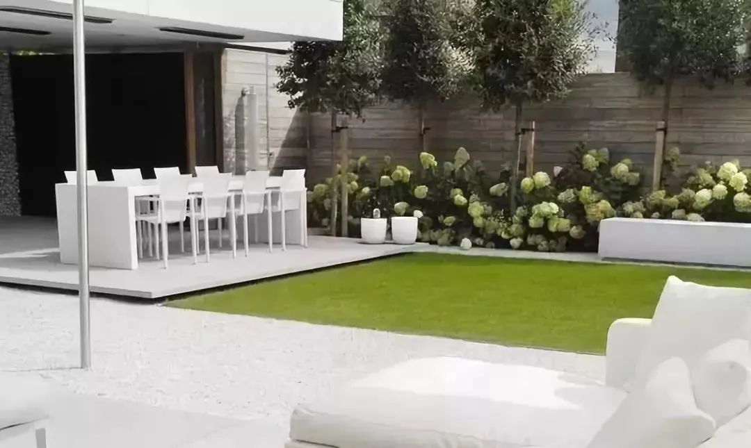 庭院草坪養護的7個常用小技巧，簡單省事！