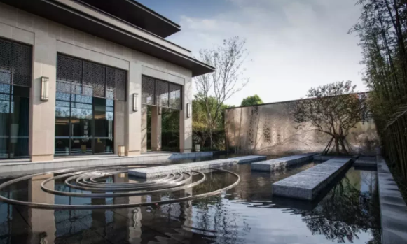 新中式庭院的色彩搭配哲學，花園里用上既簡單又大氣